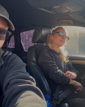 Vanessa Aleksander Instagram - najmilsi. (niestety w opisie nie zmieściły się całe podziękowania, całość zamieszczam w komentarzach i na swoim profilu facebookowym) emocje powoli opadają, więc chciałabym zamieścić tu kilka słów. trudno jest zmieścić w słowach jak wdzięczna jestem za możliwość uczestniczenia w tej przygodzie, i za wsparcie które w jej ramach otrzymaliśmy, ale spróbuję: 

DZIĘKUJĘ!!! ❤️ na samym początku chciałabym podziękować stacji Polsat, Panu Edwardowi Miszczakowi i Kasi Wajdzie za zaproszenie do programu, który rozwija i uszczęśliwia, Jake Vision - Janowi Kempińskiemu i Dorocie Kośmickiej - za produkowanie formatu na najwyższym poziomie i za dbanie o nas z największą starannością. jestem wdzięczna wszystkim osobom, które pracują w tych dwóch firmach i z którymi miałam możliwość pracować przez ostatnie cztery miesiące, Wasza pracowitość i oddanie są niebywałe!

dziękuję absolutnie KAŻDEJ osobie, która pracowała przy powstawaniu tego programu - osobom, które towarzyszyły nam przed i za kamerą. jury, prowadzącym, reżyserowi Wojtkowi, charakteryzatorom, fryzjerom (Monia i Domi, dziękuję za każdy tydzień!), kostiumografom (Martynka i cały zespół, wasza praca była gigantyczna), wszystkim pionom realizacyjnym, dzięki którym mogliście oglądać najlepsze efekty naszej pracy. dziękuję szczególnie tym, którzy poświęcali godziny swojego czasu towarzysząc nam na sali treningowej - drużynie social mediów, trenerom, choreografom (Janja, Krzysiek, Kuba, Tomek, a szczególnie Michałowi Jeziorowskiemu, który ratował nas codziennie swoim uśmiechem), obsłudze szkoły, a także wspaniałym pozostałym uczestnikom i gwiazdom za wsparcie, motywację, brak rywalizacji i wzajemne dopingowanie się w każdej możliwej chwili. Julia i Maciek, cieszę się, że to z Wami trafiliśmy do finału i mogliśmy obok Was przeżyć tę historię od pierwszego do ostatniego odcinka. 

jestem ogromnie wdzięczna swoim najbliższym - przyjaciołom i rodzinie za wspieranie mnie w podjęciu tej decyzji, i towarzyszeniu mi w niej przez długie tygodnie. Wasz doping i miłość to największa motywacja. 

(kontynuacja podziękowań w komentarzach poniżej ⬇️) // @tanieczgwiazdami @bartkiewiczmichal #tanieczgwiazdami
