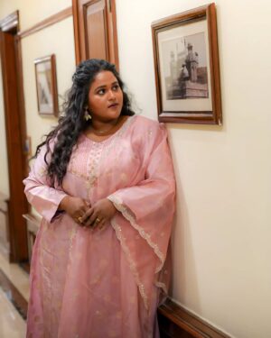 Vanita Kharat Instagram - 🌸

.
.
.
.
📸 @sans_walk 
Makeup - @mr.contractor66 
Hair- @sulbhavsonawane