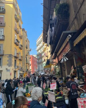 Vasiliki Troufakou Instagram - 🇮🇹 Street food napolitana🤌🏼
Στρείδια 🦪 
Σαλάμια 🥓
& κάτι αλλά που δεν λέω γιατί θα με μπλοκάρετε 🐽

#opereeomusso
#foodlover 
#italiandays
