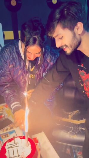 Veena Malik Instagram - Lovely surprise for me tysm @__saim_01 💘🙉❤️