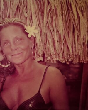 Vera Fischer Instagram - BORA-BORA 🇵🇫TAHITI
🌊🐬 — 2005 —💦🐠☀️
#tbtdaverafischer