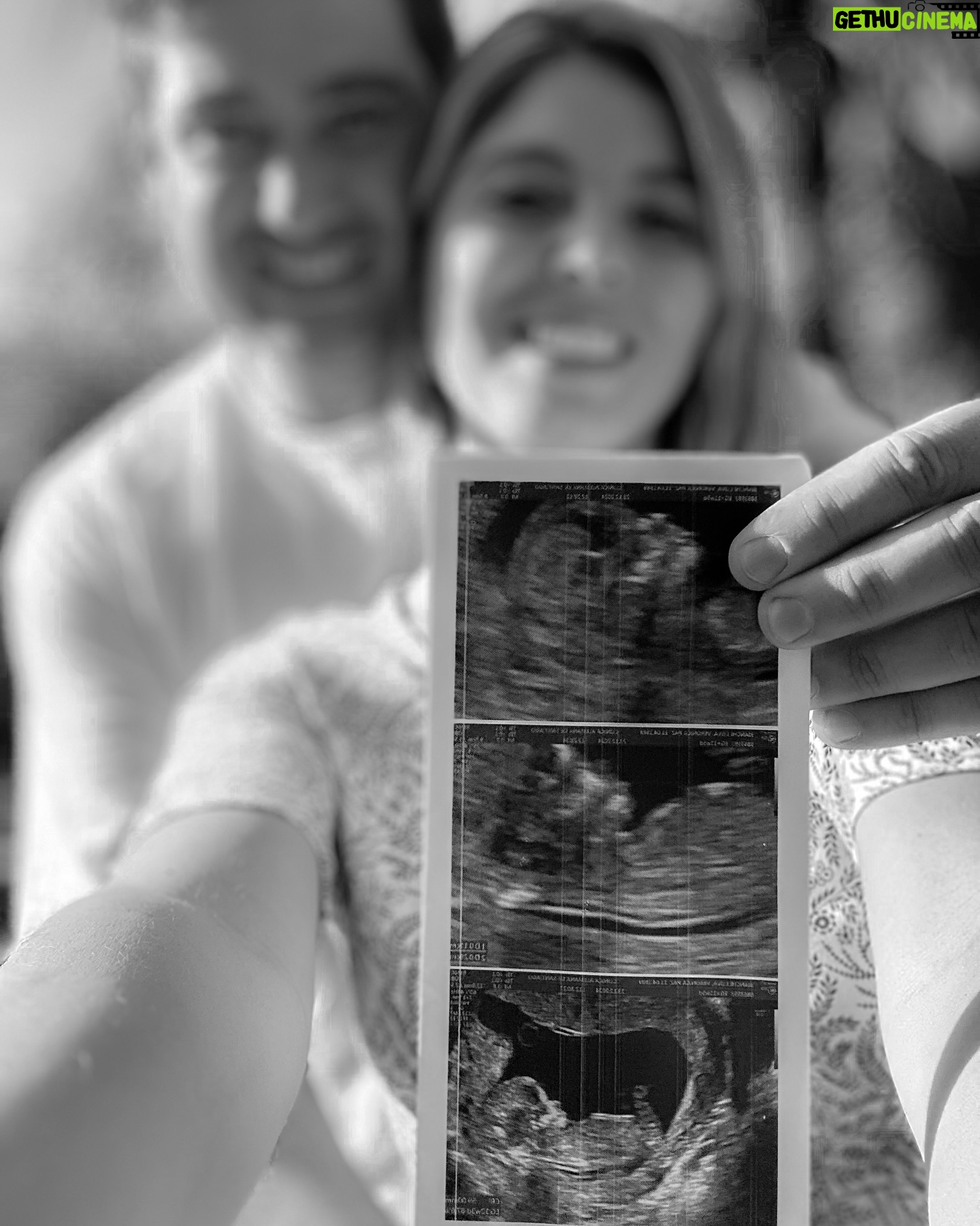 Veronica Bianchi - 22.7K Likes - Y así, sin planearlo ni sospecharlo, llegó el momento más importante de nuestras vidas.
Acá te esperamos para ser más felices de lo que ya somos!
Gracias Dios por este tremendo regalo!
Gracias por darnos la familia que siempre soñamos!👩🏼🧑🏻👶🏻🐾❤️