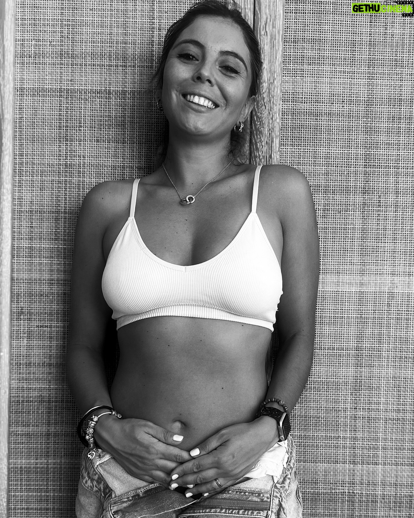 Veronica Bianchi - 22.7K Likes - Y así, sin planearlo ni sospecharlo, llegó el momento más importante de nuestras vidas.
Acá te esperamos para ser más felices de lo que ya somos!
Gracias Dios por este tremendo regalo!
Gracias por darnos la familia que siempre soñamos!👩🏼🧑🏻👶🏻🐾❤️