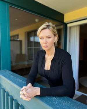 Veronica Ferres Instagram - Was wirklich im Leben zählt, zeigen uns die verheerenden Feuer in Los Angelges.
 
Als wir - wie viele andere- wegen der Brände in LA evakuiert werden mussten, blieb keine Zeit, Dinge zu packen oder an Materielles zu denken.
 
Doch was zählt wirklich? Dass die Liebsten in Sicherheit sind, dass man einander hat, dass alle gesund sind. Die unglaubliche Solidarität der Menschen  – eine Community, die sich gegenseitig unterstützt, wo sie nur kann, rührt mich zutiefst.

Solche Erlebnisse  zeigen einem auf schmerzhafte Weise, wie schnell sich alles verändern kann und wie kostbar jeder einzelne Moment im Leben ist. 

Diese Erfahrung lässt mich noch mehr schätzen, was ich oft als selbstverständlich ansehe. 
Ich komme so langsam wieder im Alltag an, mit einem tiefen Bewusstsein für all das, was wirklich zählt. 
Liebe und Solidarität! 🙏🏼