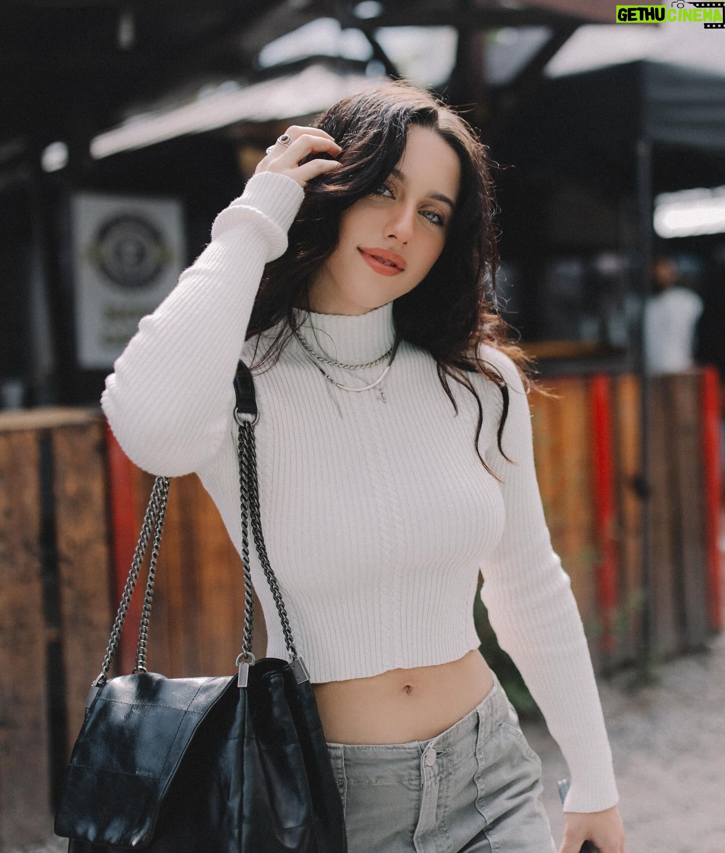 Victoria Azevedo - 1.5K Likes - Out and about