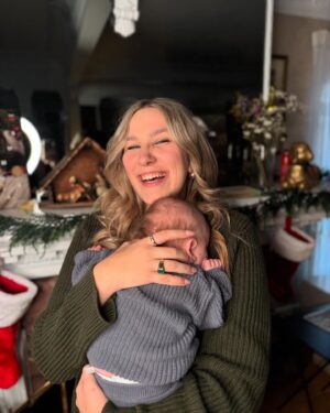 Victoria Charlton Instagram - L’année où tous mes rêves se sont réalisés, 
que la vie a pris son sens 
et que l’amour va faire exploser mon cœur ❤️

2024 : la maternité, les défis, l’écriture, le fleuve, la passion et la famille 
Je suis prête pour la suite ✨
