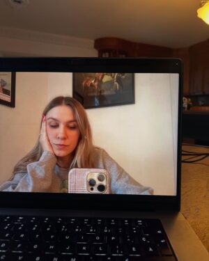 Victoria Charlton Instagram - L’année où tous mes rêves se sont réalisés, 
que la vie a pris son sens 
et que l’amour va faire exploser mon cœur ❤️

2024 : la maternité, les défis, l’écriture, le fleuve, la passion et la famille 
Je suis prête pour la suite ✨