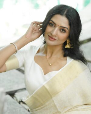 Vimala Raman Instagram - Less is more especially in white 🕊️🤍🪽

By my loves 😘🫶🏽❤️
Photography @camerasenthil 
Organised by @rrajeshananda 
Makeup @chennai_thebridalart 
Hairstylist @mahi_hairstyliz 
Styling @kaarigai.sarees 
.
.
.
#white #saree #sareelove #sareefashion #latest #whitesaree #shoot #photoshoot #mollywood #kollywood #tollywood #actor #actress #vimalaraman