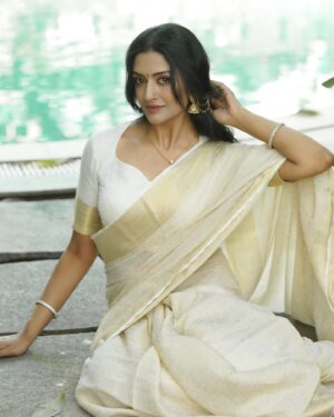 Vimala Raman Instagram - Less is more especially in white 🕊️🤍🪽

By my loves 😘🫶🏽❤️
Photography @camerasenthil 
Organised by @rrajeshananda 
Makeup @chennai_thebridalart 
Hairstylist @mahi_hairstyliz 
Styling @kaarigai.sarees 
.
.
.
#white #saree #sareelove #sareefashion #latest #whitesaree #shoot #photoshoot #mollywood #kollywood #tollywood #actor #actress #vimalaraman