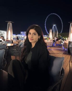 Vinali Bhatnagar Instagram - My face doesn’t hint how cold i was❄️
.
.
.
.
#dubai #beach #instago #newyear