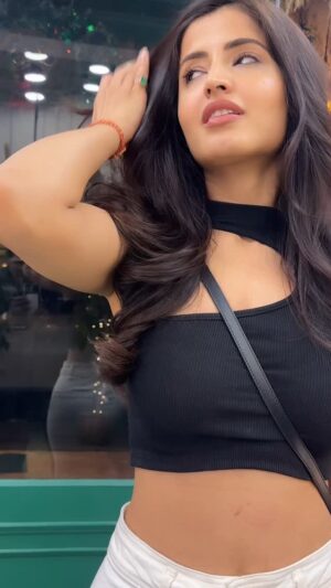 Vinali Bhatnagar Instagram - Can’t stop touching my hair!💇‍♀️
.
.
.
.
#goodhairday #instahair #vibing #reeling