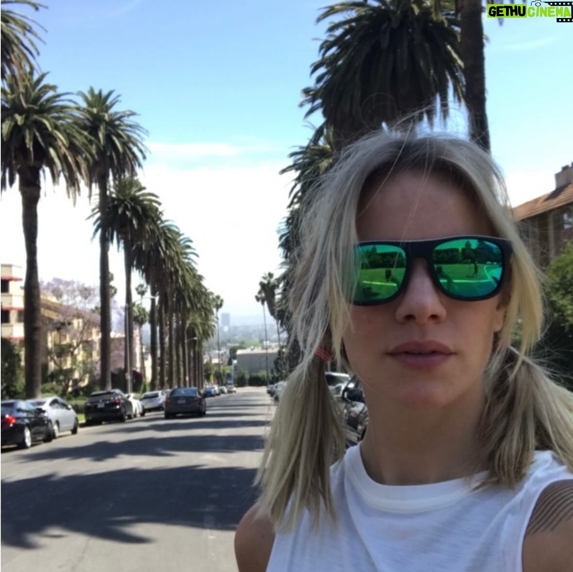 Virginia Da Cunha - 1.6K Likes - CALIFORNIA ❤️ #tbt 🙏
Mi lugar en el mundo.. la tierra del vino y el sol con mar y montaña. La tierra del yoga y el show business. Ese blend perfecto de arte, naturaleza.. glamour y consciencia. Viví la mejor experiencia de mi vida trabajando en Lake Tahoe, después pasé un año en Palmeiro St. en Hollywood Hills.. cada día entrenaba subiendo el Runyon Canyon, los findes me iba con la tabla a Santa Mónica, Manhattan Beach y compartía con muchos amigos que aún son familia.
Ya no sé qué hay quedado en pie con los fuegos que lo siguen desintegrando todo; sòlo rezo por los que se quedaron sin su hogar y deseo que cada una de las catástrofes que el mundo está viviendo por falta sostenida de consciencia (inundación en Valencia, genocidio en Gaza, África, incendios en todos lados) puedan llegar al corazón de los que han omitido lo esencial, y han elegido engrandecer sus bolsillos para empobrecer a la Vida. Deseo que todos despertemos de una vez de esta locura de autodestrucción. Abrazo 🤍