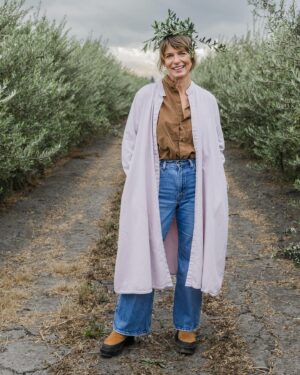 Vivian Howard Instagram - You think you know a thing, until you really get to know a thing. I’ve cooked for more than 20 years professionally and thought I knew a little about olive oil. But several weeks ago I had the opportunity to attend the olive harvest at @corto_olive in Lodi and my mind was blown. I’ve always been of the opinion that everything culinary, especially olive oil, is just better in Europe. But my time with the corto folks proved otherwise. 

These smart people have taken a centuries old process and improved upon it. Believe it or not, the freshest, tastiest most vibrant olive oil you can buy is available right here, grown and harvested and pressed domestically in California. 

Thanks again for a wonderful trip, @corto_olive. And for those of you who aren’t so lucky to find yourself in their olive grove, go get yourself some quality oil at corto-olive.com.

Photos by @thegrowingseasons