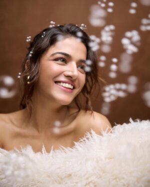 Wamiqa Gabbi Instagram - Jab life gives you troubles, surround yourself with bubbles 🫧 🥰