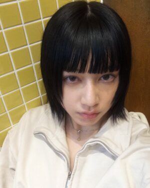 Wen-Ling Cheng Instagram - 從短髮再留一遍
要剪之前拍了一張照
剪的時候要心無雜念畢竟還是有點捨不得🌛
但兩年前就想剪了所以還是刀下去
這兩年其實有很多想剪的髮型
之前有人說黑長直是我的標誌
但偶爾也想留留看其他造型
上次短髮是7.8年前

@bigredflower ：留一個月就可以藍色恐懼了

-
✂️ @made_toyota_puis 
黑項鍊 @_info.lab_