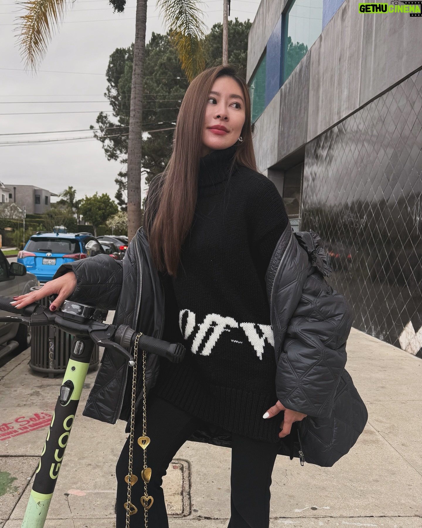 Windie Chang - 1.2K Likes - 不太下雨的加州 ,下了一整天的大雨,也總算可以再把一些加州大火的地區澆熄這些火源,也希望加州一些更安好❤️❤️❤️
龍哥也開始準備演唱會的工作事宜、所以又開始我跟阿寶兩人的美國探險🤟
攝影師:阿寶寶😀