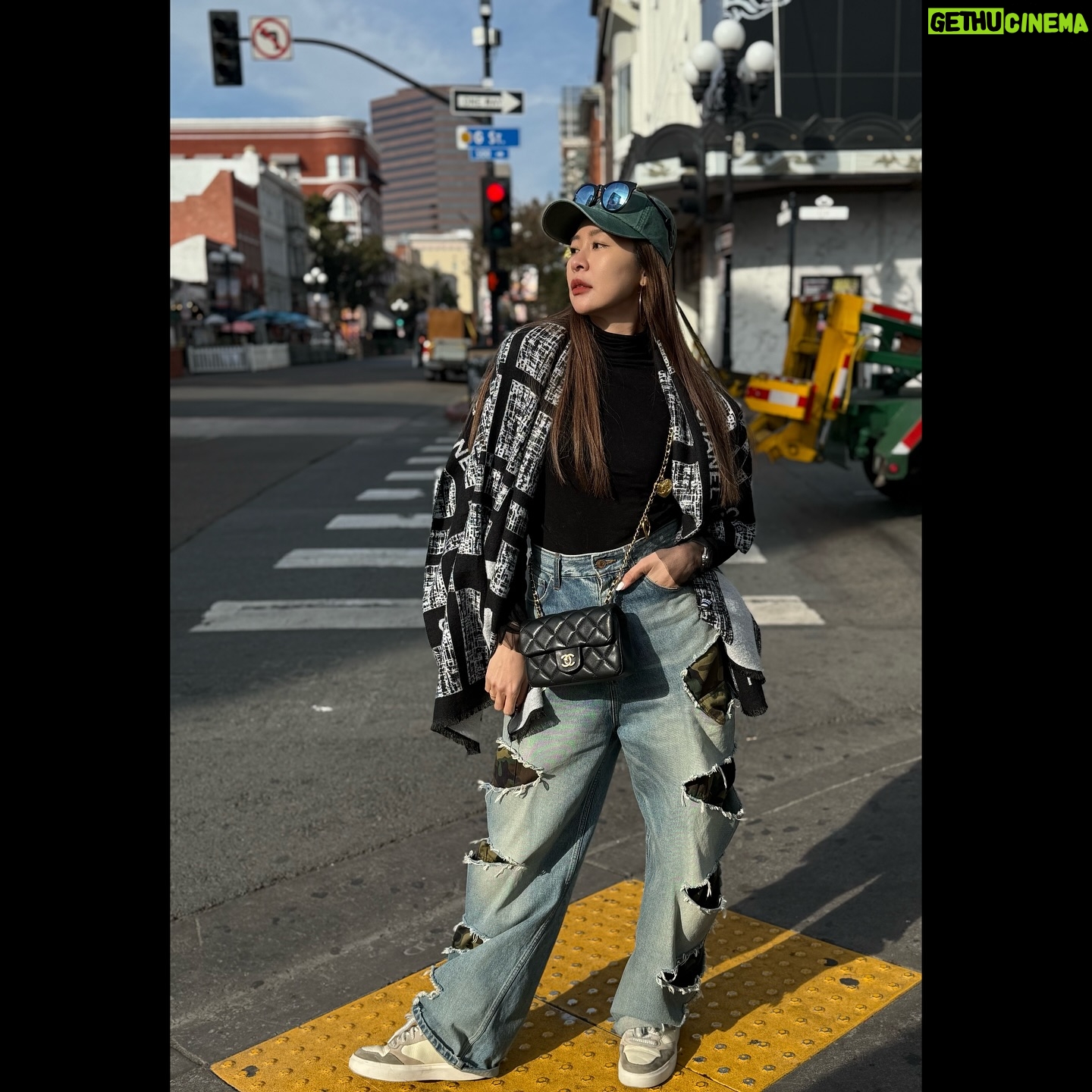 Windie Chang - 1.1K Likes - 今天凌晨開車來到聖地牙哥❤️今天醒來我們房間的景真的太美(大落地窗快180度海景再給大家看)
沒想到聖地牙哥這麼美,完全跟洛杉磯又是一個不同風貌,整個步調也變的好慢~街道也好乾淨
所以又出動了我們家兩個最會幫我拍照的龍哥跟阿寶❤️
真的太會了拉☺️