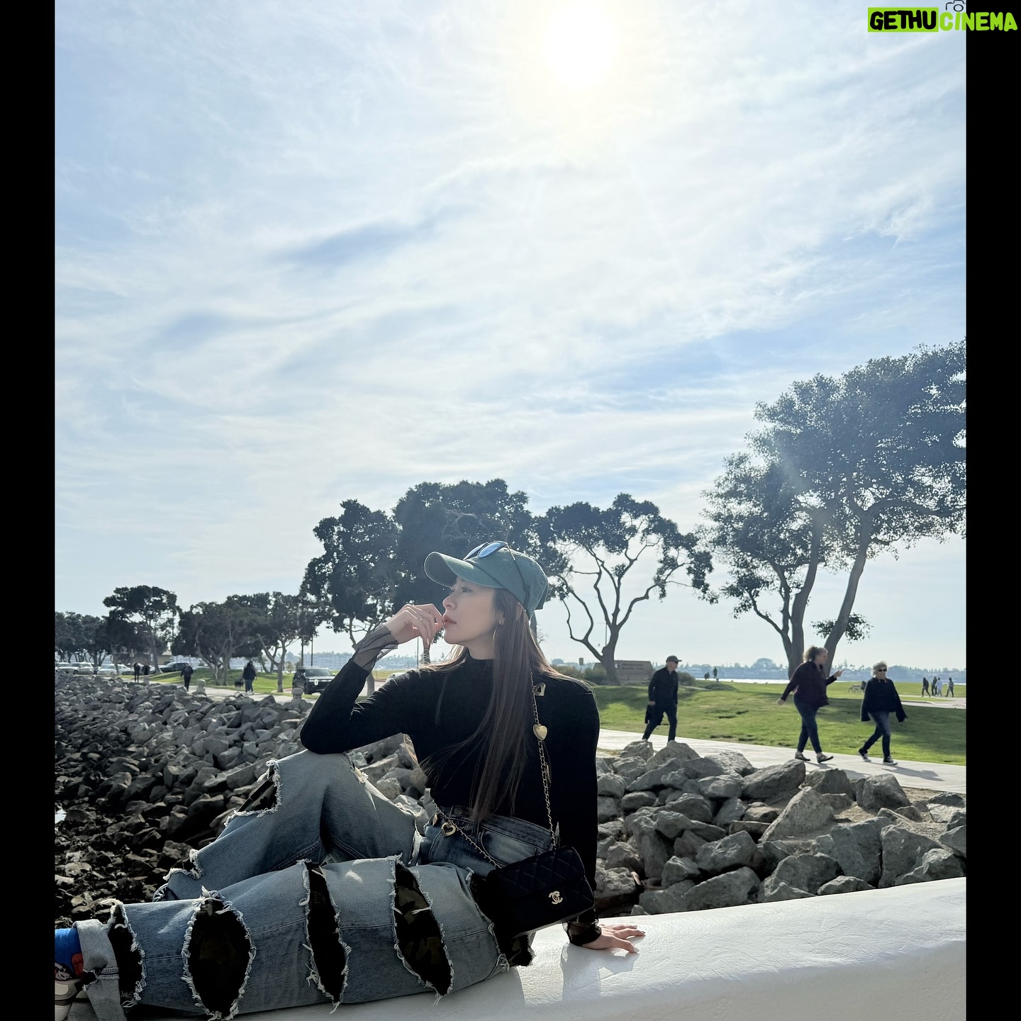 Windie Chang - 1.1K Likes - 今天凌晨開車來到聖地牙哥❤️今天醒來我們房間的景真的太美(大落地窗快180度海景再給大家看)
沒想到聖地牙哥這麼美,完全跟洛杉磯又是一個不同風貌,整個步調也變的好慢~街道也好乾淨
所以又出動了我們家兩個最會幫我拍照的龍哥跟阿寶❤️
真的太會了拉☺️