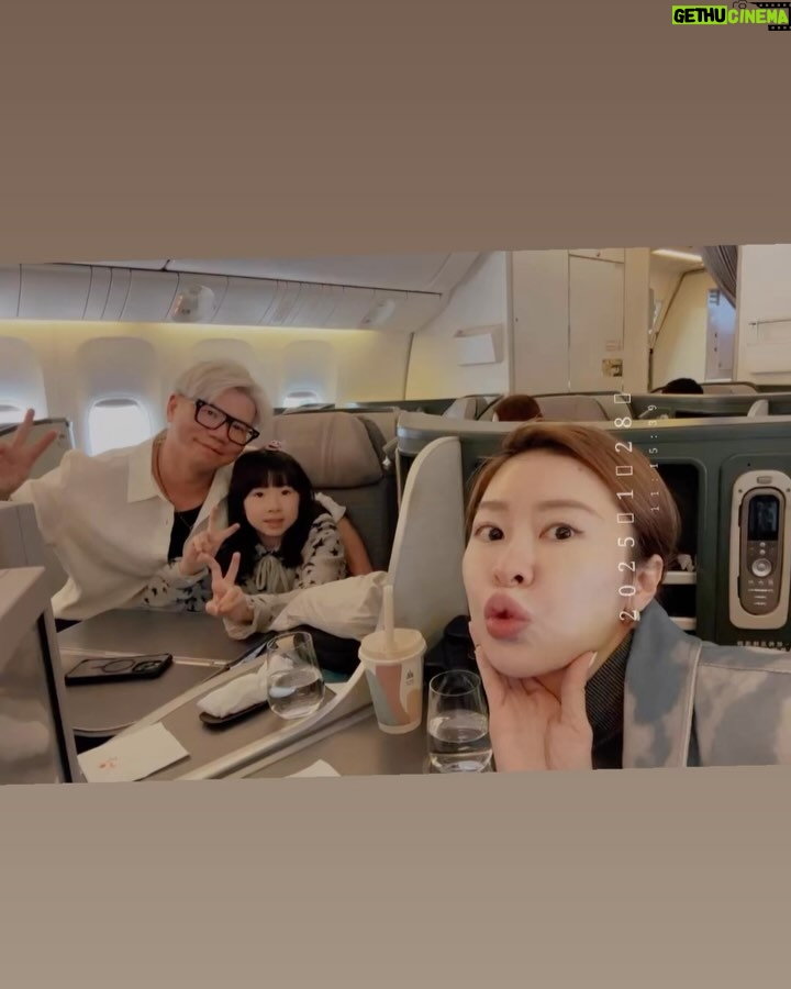 Windie Chang - 1.5K Likes - 新年大快樂🎉我們又來到美國過新年了🧨
進入正式放假啦~也繼續介紹好吃好玩的洛杉磯給大家認識❤️
很開心癑順利到達🫣因為一到機場發生了差一點要整個改票得狀況,再來好好休息分享給大家🤣