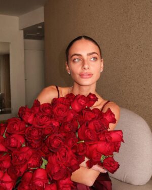Yael Shelbia Instagram - יום אהבה שמח יפות שלי ♥️🌹 @zer4u_il