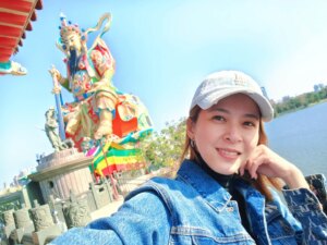 Yan-Pei Su Instagram - 小時候的後花園 #高雄 #左營 #元帝廟 #玄天上帝 以及 #蓮池潭 #龍虎塔，每到大年初一必 #走春 的好地方❣️
然後刮刮樂也是必刮的啦！😁
開春首張就刮中五千元耶
小賭怡情、見好就收~
祝福大家新年快樂、平安健康！
蛇麼都好彩頭、蛇麼都 #好運來 ！