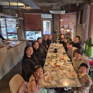Yang Hee-eun Instagram - 힘이 들어도 
외식보다는 집밥!!!
앞으로 얼마나 더 할지??
그래도 손주들이 뛰놀고
웃고 재롱떠는 모습을
볼 수 있으니까...
#양희은 #양희경 
#한원균 #한승현
