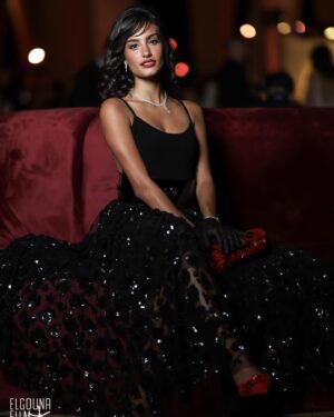 Yara Azmy Instagram - In Glamorousness we stay …. From the opening ceremony of GFF 7th edition 

Styling: @ayatseifelnasr
Outfit: @michaelkors
Heels: @machandmach
Bag: @zaamofficial
Jewlery: @Iramjewelry_
Makeup: @nadaswidanmua
Hair: @alsagheersalons @mr.bishoo