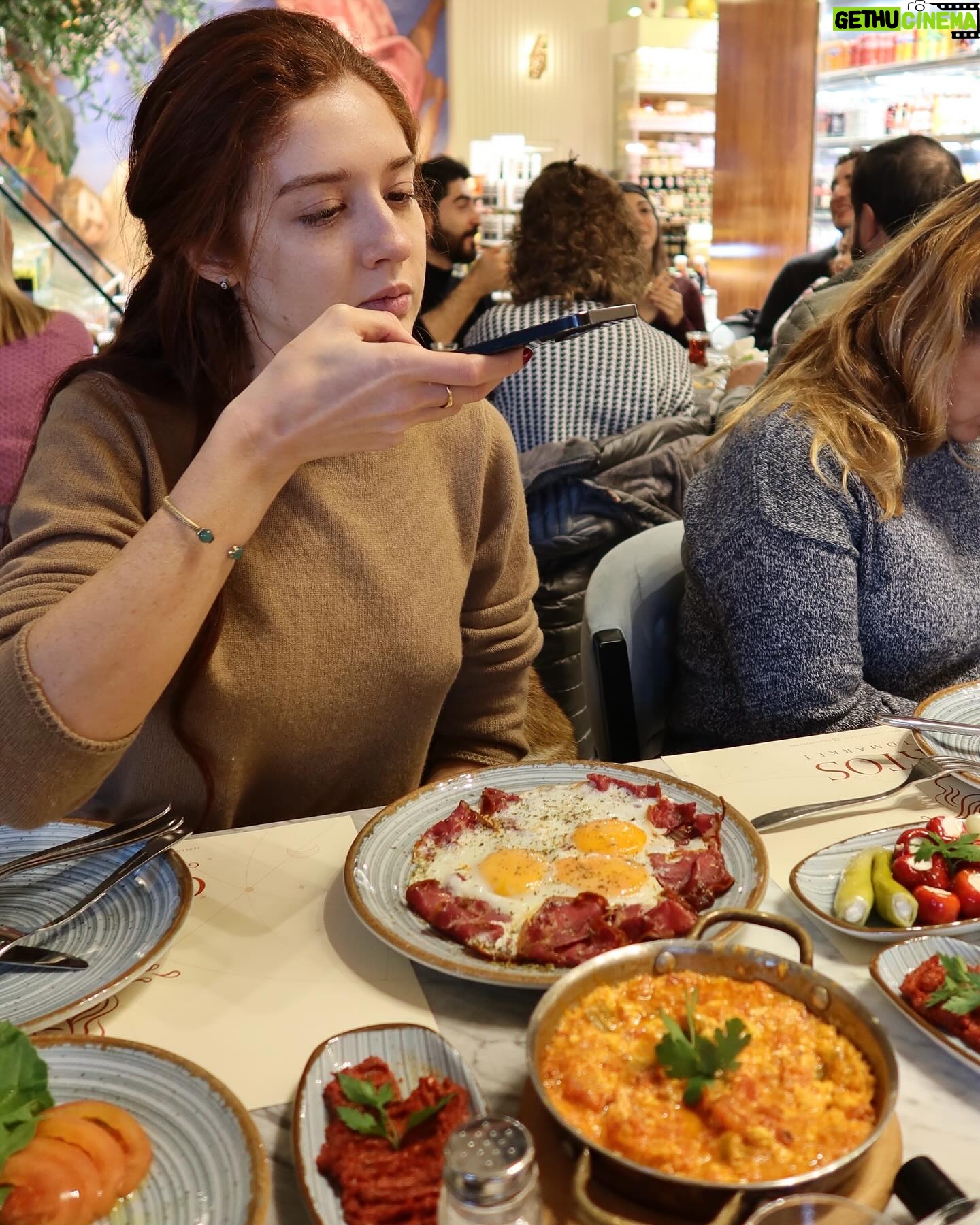 Yasemin Yazıcı - 47.8K Likes - 2024’ün son kahvaltısı, yılbaşının şarküteri tabağı, ve kalanlarla 2025’in ilk kahvaltısı 🤭 için @galaktosgurme ‘ye teşekkürler
#işbirliği
