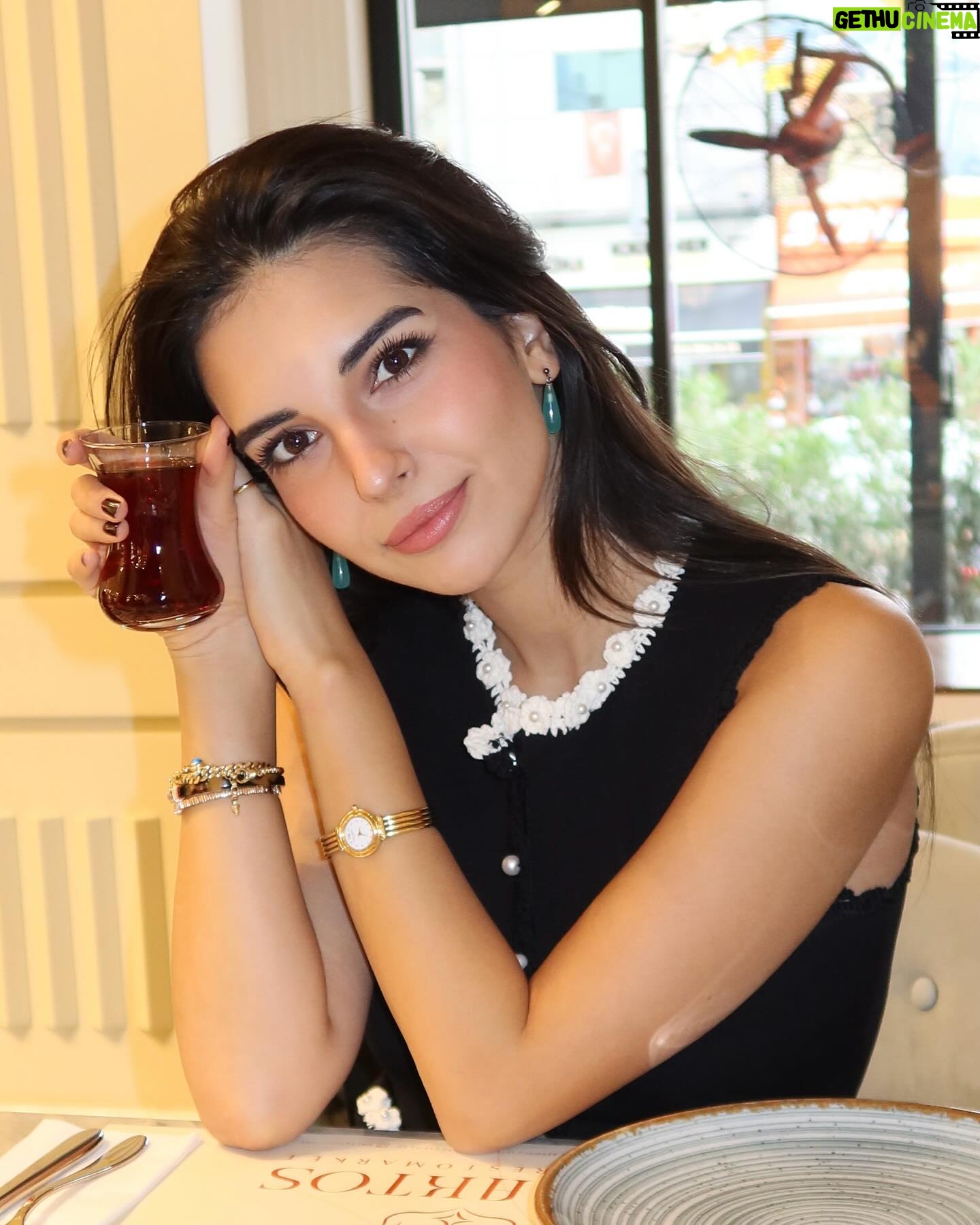 Yasemin Yazıcı - 47.8K Likes - 2024’ün son kahvaltısı, yılbaşının şarküteri tabağı, ve kalanlarla 2025’in ilk kahvaltısı 🤭 için @galaktosgurme ‘ye teşekkürler
#işbirliği