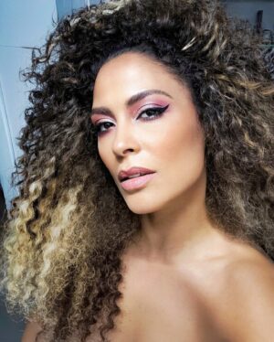 Yasmine Al Massri Instagram - Creating characters.. my favorite part.. THANK YOU FOR BANKING WITH US… is starting to get worldwide releases, I hope u guys will see it soon 🫂 #bighair #dontcare @ohoodjaghoub  @fouad_hair_extensions #palestiniancinema 🎥………