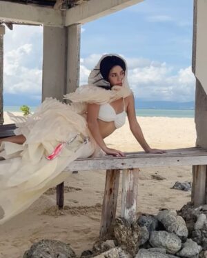 Yassi Pressman Instagram - february reminder: don’t 𝙨𝙝𝙚𝙡𝙡 yourself short 🐚🫧 okay? 🤍

feeling like a beautiful shell by the shore in this @venisegalan dress, photographed by @leemmorale ,creative direction by @sefloseo ,and hair by @onlymaja__ 

shot during our trip to cebu & proudly wearing a cebuano designer 🇵🇭