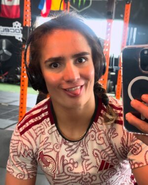Yazmin Jauregui Instagram - Cabron tu ere loca 🎧