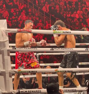 Yokasta Valle Instagram - Disfrutando esta gran pelea desde ringside 🔥🥊 ¡Qué espectáculo! Ambos peleadores lo dieron todo para el público. Respeto total para Benavidez y Morrell por brindarnos una guerra en el ring. ¡Así se pelea! 💥👊 #boxing #teamyoka #benavidezvsmorrell #fightnight 

Enjoying this great fight from ringside 🔥🥊 What a show! Both fighters gave it their all for the fans. Total respect to Benavidez and Morrell for putting on a war in the ring. This is how you fight! 💥👊 #boxing #teamyoka #benavidezvsmorrell #fightnight