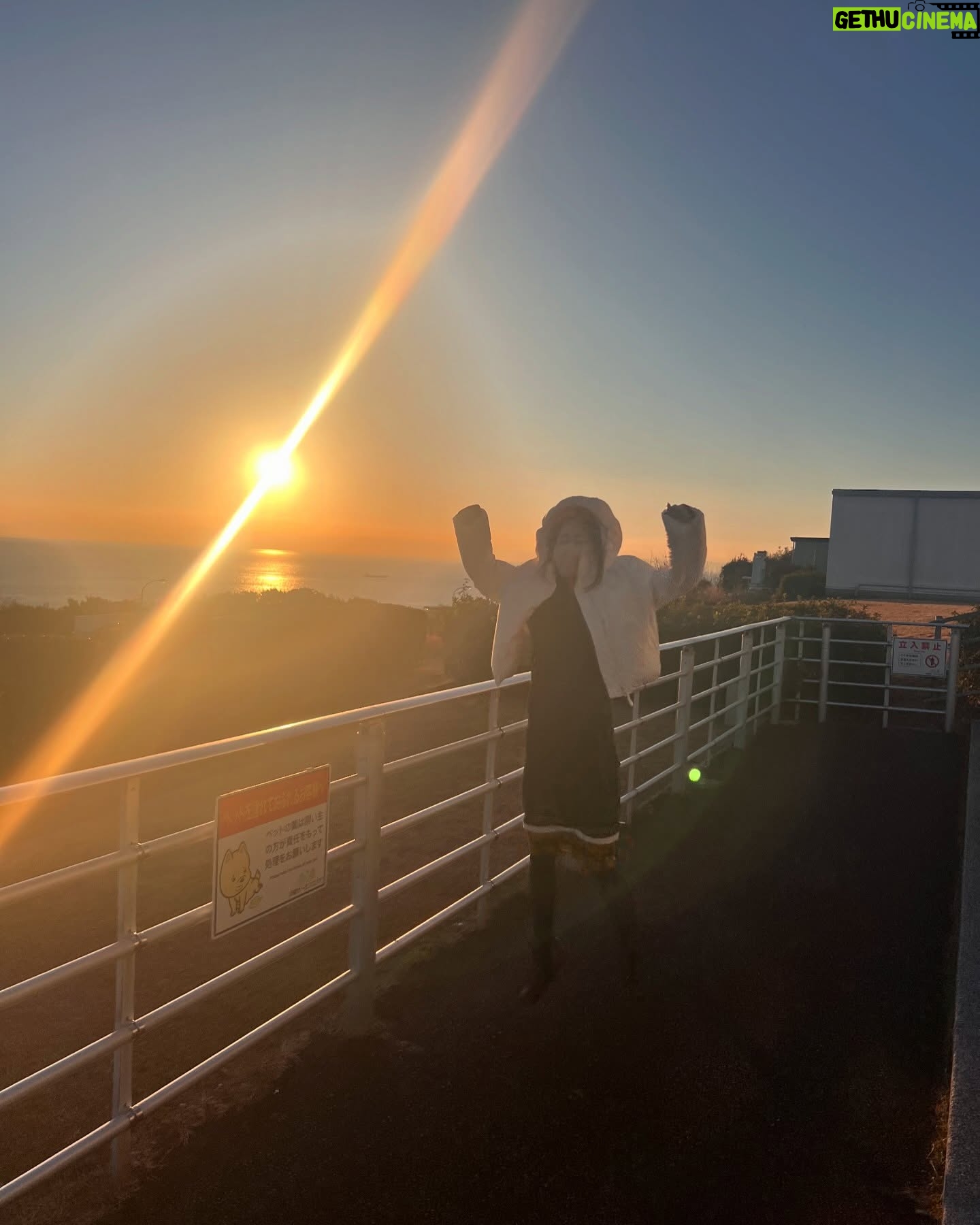 Yoko Hikasa - 7.2K Likes - 🌊
MBSフェスDAY1の日。
遊び人陽子氏。
朝6:30から淡路島にドライブ行きました!
朝日とともにSAでチャイティーラテ!
頭髪に感謝して
パン屋さんに行って
淡路島産のたまねぎたくさんのパンや
鳴門金時のパンを買いました✨
短い時間だったけど
ずっと行きたかった淡路島を楽しみました!
また今度ゆっくり堪能したいな〜!