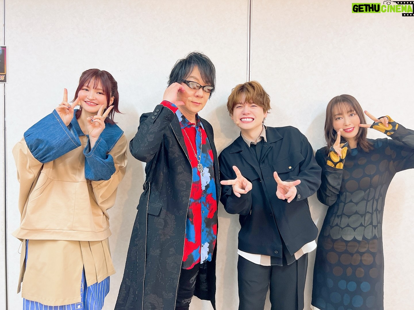 Yoko Hikasa - 7.9K Likes - 🐦
MBSフェス2025 DAY1
シャングリラフロンティアで出演させて頂きました。
ゆまと、こいちと、しょーさんと、ReoNaさんと
面白楽しい部分のシャンフロと
ウェザエモン戦の熱く切ない戦いを
朗読&生アフレコ&ライブでお届けしました。
またウェザエモン戦を演じられると思ってなかったので
なんだか胸が苦しくなってしまいました。
当時のアフレコも、今日のフェスでも、
私達4人とも全力で演じ切ったと思うし、
ReoNaさんは想いが溢れてしまうほど歌ってくれました。
皆とつくるシャンフロ最高に楽しかったです!!
MBSさんはたくさんのアニメを放送していて
準備も大変だったと思います。
ゆまも中村さんも3本出てたし
他作品の皆も叫びまくりだったし
キャストスタッフさんみんなみんな
お疲れ様でしたーー!!!
明日DAY2もすごやばのモリモリです。
是非!見に行ってくださいー!
#mbsフェス
#シャングリラフロンティア
#お手紙もありがとう
#ホットミールにたこ焼きやさんがきてくれた
#塩たこやきうまっ