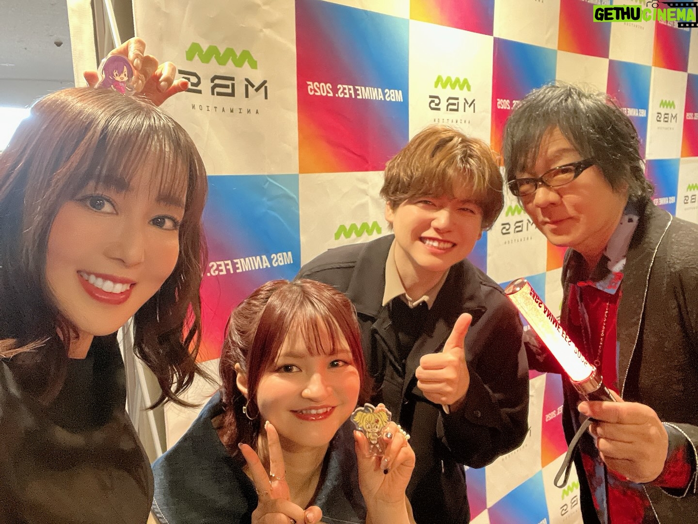 Yoko Hikasa - 7.9K Likes - 🐦
MBSフェス2025 DAY1
シャングリラフロンティアで出演させて頂きました。
ゆまと、こいちと、しょーさんと、ReoNaさんと
面白楽しい部分のシャンフロと
ウェザエモン戦の熱く切ない戦いを
朗読&生アフレコ&ライブでお届けしました。
またウェザエモン戦を演じられると思ってなかったので
なんだか胸が苦しくなってしまいました。
当時のアフレコも、今日のフェスでも、
私達4人とも全力で演じ切ったと思うし、
ReoNaさんは想いが溢れてしまうほど歌ってくれました。
皆とつくるシャンフロ最高に楽しかったです!!
MBSさんはたくさんのアニメを放送していて
準備も大変だったと思います。
ゆまも中村さんも3本出てたし
他作品の皆も叫びまくりだったし
キャストスタッフさんみんなみんな
お疲れ様でしたーー!!!
明日DAY2もすごやばのモリモリです。
是非!見に行ってくださいー!
#mbsフェス
#シャングリラフロンティア
#お手紙もありがとう
#ホットミールにたこ焼きやさんがきてくれた
#塩たこやきうまっ