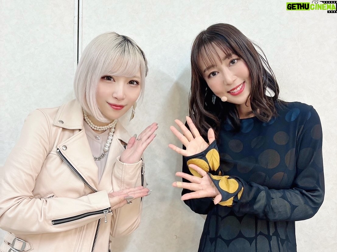Yoko Hikasa - 7.9K Likes - 🐦
MBSフェス2025 DAY1
シャングリラフロンティアで出演させて頂きました。
ゆまと、こいちと、しょーさんと、ReoNaさんと
面白楽しい部分のシャンフロと
ウェザエモン戦の熱く切ない戦いを
朗読&生アフレコ&ライブでお届けしました。
またウェザエモン戦を演じられると思ってなかったので
なんだか胸が苦しくなってしまいました。
当時のアフレコも、今日のフェスでも、
私達4人とも全力で演じ切ったと思うし、
ReoNaさんは想いが溢れてしまうほど歌ってくれました。
皆とつくるシャンフロ最高に楽しかったです!!
MBSさんはたくさんのアニメを放送していて
準備も大変だったと思います。
ゆまも中村さんも3本出てたし
他作品の皆も叫びまくりだったし
キャストスタッフさんみんなみんな
お疲れ様でしたーー!!!
明日DAY2もすごやばのモリモリです。
是非!見に行ってくださいー!
#mbsフェス
#シャングリラフロンティア
#お手紙もありがとう
#ホットミールにたこ焼きやさんがきてくれた
#塩たこやきうまっ
