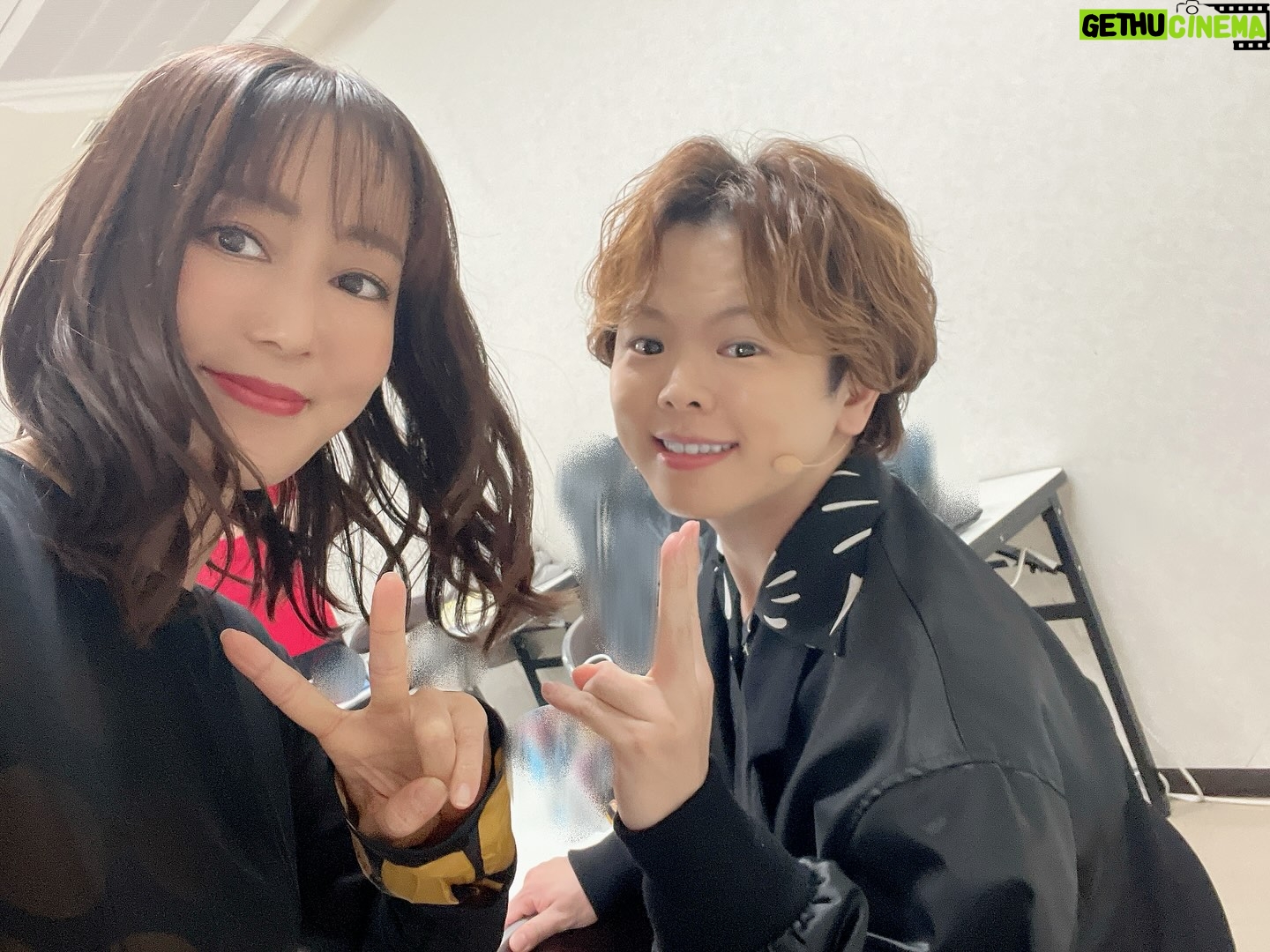 Yoko Hikasa - 7.9K Likes - 🐦
MBSフェス2025 DAY1
シャングリラフロンティアで出演させて頂きました。
ゆまと、こいちと、しょーさんと、ReoNaさんと
面白楽しい部分のシャンフロと
ウェザエモン戦の熱く切ない戦いを
朗読&生アフレコ&ライブでお届けしました。
またウェザエモン戦を演じられると思ってなかったので
なんだか胸が苦しくなってしまいました。
当時のアフレコも、今日のフェスでも、
私達4人とも全力で演じ切ったと思うし、
ReoNaさんは想いが溢れてしまうほど歌ってくれました。
皆とつくるシャンフロ最高に楽しかったです!!
MBSさんはたくさんのアニメを放送していて
準備も大変だったと思います。
ゆまも中村さんも3本出てたし
他作品の皆も叫びまくりだったし
キャストスタッフさんみんなみんな
お疲れ様でしたーー!!!
明日DAY2もすごやばのモリモリです。
是非!見に行ってくださいー!
#mbsフェス
#シャングリラフロンティア
#お手紙もありがとう
#ホットミールにたこ焼きやさんがきてくれた
#塩たこやきうまっ