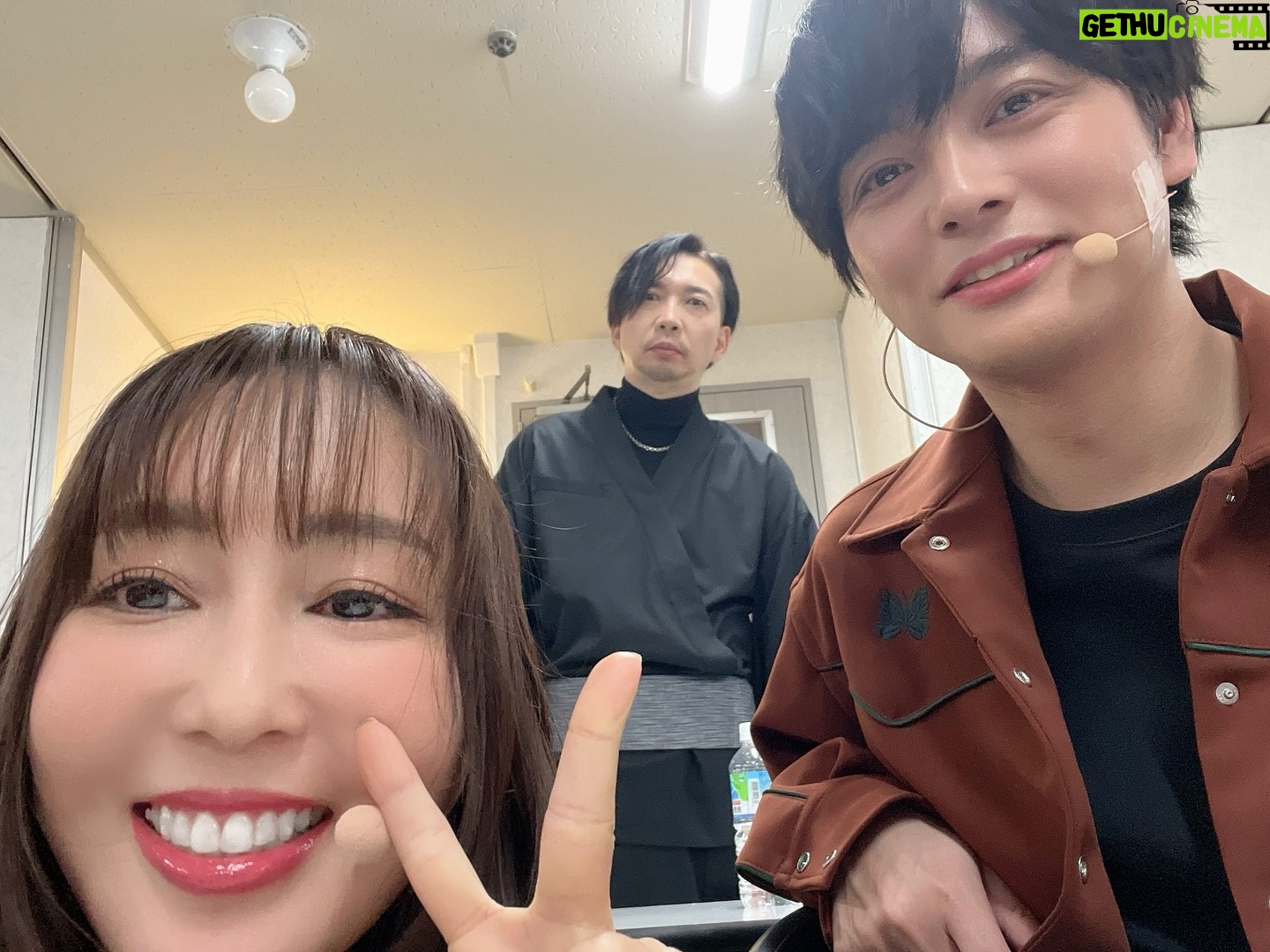 Yoko Hikasa - 7.9K Likes - 🐦
MBSフェス2025 DAY1
シャングリラフロンティアで出演させて頂きました。
ゆまと、こいちと、しょーさんと、ReoNaさんと
面白楽しい部分のシャンフロと
ウェザエモン戦の熱く切ない戦いを
朗読&生アフレコ&ライブでお届けしました。
またウェザエモン戦を演じられると思ってなかったので
なんだか胸が苦しくなってしまいました。
当時のアフレコも、今日のフェスでも、
私達4人とも全力で演じ切ったと思うし、
ReoNaさんは想いが溢れてしまうほど歌ってくれました。
皆とつくるシャンフロ最高に楽しかったです!!
MBSさんはたくさんのアニメを放送していて
準備も大変だったと思います。
ゆまも中村さんも3本出てたし
他作品の皆も叫びまくりだったし
キャストスタッフさんみんなみんな
お疲れ様でしたーー!!!
明日DAY2もすごやばのモリモリです。
是非!見に行ってくださいー!
#mbsフェス
#シャングリラフロンティア
#お手紙もありがとう
#ホットミールにたこ焼きやさんがきてくれた
#塩たこやきうまっ