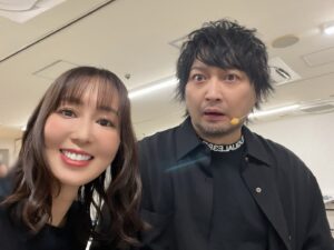 Yoko Hikasa Instagram - 🐦
MBSフェス2025 DAY1
シャングリラフロンティアで出演させて頂きました。

ゆまと、こいちと、しょーさんと、ReoNaさんと
面白楽しい部分のシャンフロと
ウェザエモン戦の熱く切ない戦いを
朗読&生アフレコ＆ライブでお届けしました。

またウェザエモン戦を演じられると思ってなかったので
なんだか胸が苦しくなってしまいました。
当時のアフレコも、今日のフェスでも、
私達4人とも全力で演じ切ったと思うし、
ReoNaさんは想いが溢れてしまうほど歌ってくれました。
皆とつくるシャンフロ最高に楽しかったです！！

MBSさんはたくさんのアニメを放送していて
準備も大変だったと思います。
ゆまも中村さんも3本出てたし
他作品の皆も叫びまくりだったし
キャストスタッフさんみんなみんな
お疲れ様でしたーー！！！

明日DAY2もすごやばのモリモリです。
是非！見に行ってくださいー！

#mbsフェス 
#シャングリラフロンティア 
#お手紙もありがとう 
#ホットミールにたこ焼きやさんがきてくれた
#塩たこやきうまっ