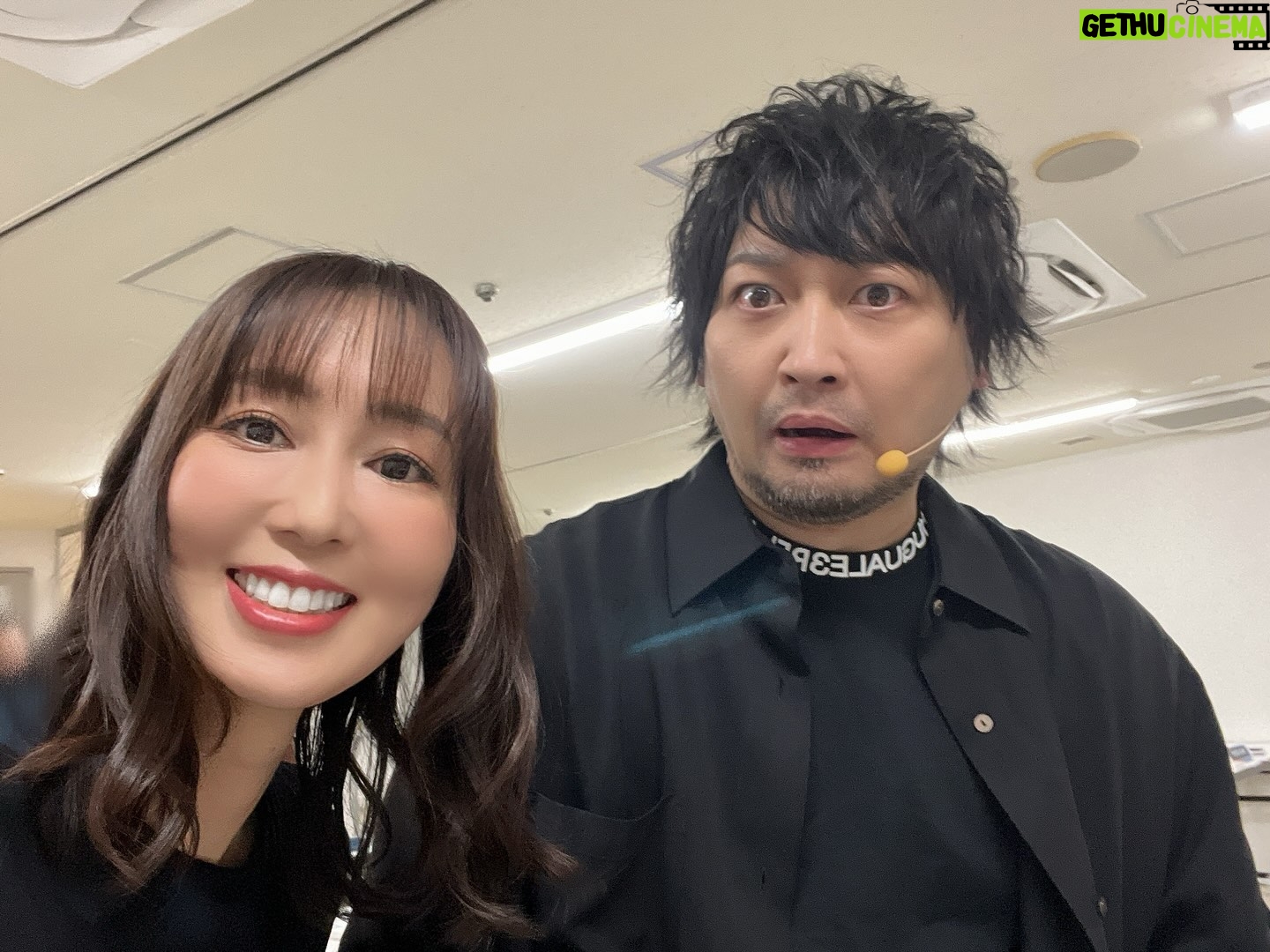 Yoko Hikasa - 7.9K Likes - 🐦
MBSフェス2025 DAY1
シャングリラフロンティアで出演させて頂きました。
ゆまと、こいちと、しょーさんと、ReoNaさんと
面白楽しい部分のシャンフロと
ウェザエモン戦の熱く切ない戦いを
朗読&生アフレコ&ライブでお届けしました。
またウェザエモン戦を演じられると思ってなかったので
なんだか胸が苦しくなってしまいました。
当時のアフレコも、今日のフェスでも、
私達4人とも全力で演じ切ったと思うし、
ReoNaさんは想いが溢れてしまうほど歌ってくれました。
皆とつくるシャンフロ最高に楽しかったです!!
MBSさんはたくさんのアニメを放送していて
準備も大変だったと思います。
ゆまも中村さんも3本出てたし
他作品の皆も叫びまくりだったし
キャストスタッフさんみんなみんな
お疲れ様でしたーー!!!
明日DAY2もすごやばのモリモリです。
是非!見に行ってくださいー!
#mbsフェス
#シャングリラフロンティア
#お手紙もありがとう
#ホットミールにたこ焼きやさんがきてくれた
#塩たこやきうまっ