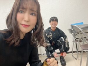 Yoko Hikasa Instagram - 🐦
MBSフェス2025 DAY1
シャングリラフロンティアで出演させて頂きました。

ゆまと、こいちと、しょーさんと、ReoNaさんと
面白楽しい部分のシャンフロと
ウェザエモン戦の熱く切ない戦いを
朗読&生アフレコ＆ライブでお届けしました。

またウェザエモン戦を演じられると思ってなかったので
なんだか胸が苦しくなってしまいました。
当時のアフレコも、今日のフェスでも、
私達4人とも全力で演じ切ったと思うし、
ReoNaさんは想いが溢れてしまうほど歌ってくれました。
皆とつくるシャンフロ最高に楽しかったです！！

MBSさんはたくさんのアニメを放送していて
準備も大変だったと思います。
ゆまも中村さんも3本出てたし
他作品の皆も叫びまくりだったし
キャストスタッフさんみんなみんな
お疲れ様でしたーー！！！

明日DAY2もすごやばのモリモリです。
是非！見に行ってくださいー！

#mbsフェス 
#シャングリラフロンティア 
#お手紙もありがとう 
#ホットミールにたこ焼きやさんがきてくれた
#塩たこやきうまっ
