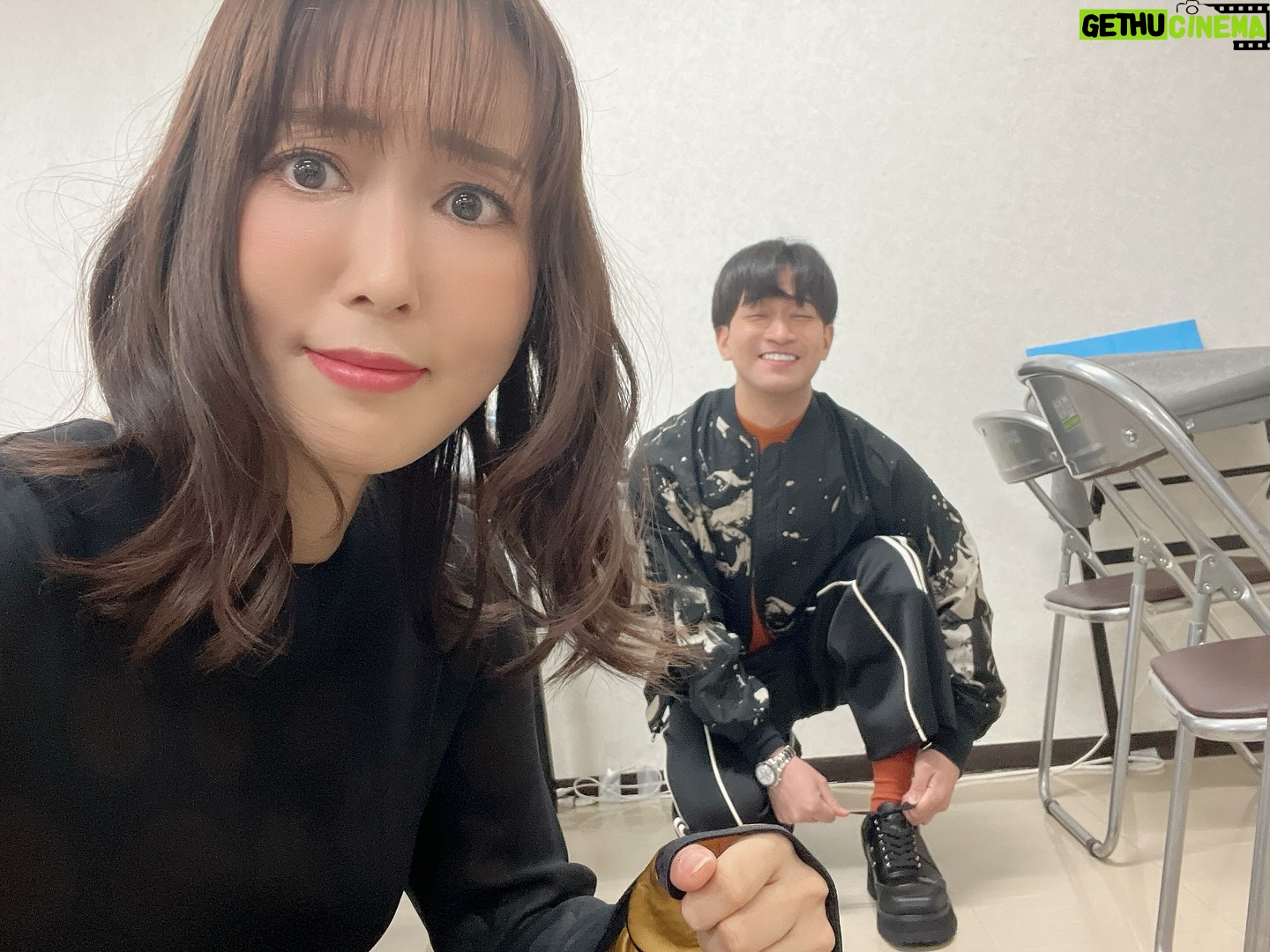 Yoko Hikasa - 7.9K Likes - 🐦
MBSフェス2025 DAY1
シャングリラフロンティアで出演させて頂きました。
ゆまと、こいちと、しょーさんと、ReoNaさんと
面白楽しい部分のシャンフロと
ウェザエモン戦の熱く切ない戦いを
朗読&生アフレコ&ライブでお届けしました。
またウェザエモン戦を演じられると思ってなかったので
なんだか胸が苦しくなってしまいました。
当時のアフレコも、今日のフェスでも、
私達4人とも全力で演じ切ったと思うし、
ReoNaさんは想いが溢れてしまうほど歌ってくれました。
皆とつくるシャンフロ最高に楽しかったです!!
MBSさんはたくさんのアニメを放送していて
準備も大変だったと思います。
ゆまも中村さんも3本出てたし
他作品の皆も叫びまくりだったし
キャストスタッフさんみんなみんな
お疲れ様でしたーー!!!
明日DAY2もすごやばのモリモリです。
是非!見に行ってくださいー!
#mbsフェス
#シャングリラフロンティア
#お手紙もありがとう
#ホットミールにたこ焼きやさんがきてくれた
#塩たこやきうまっ