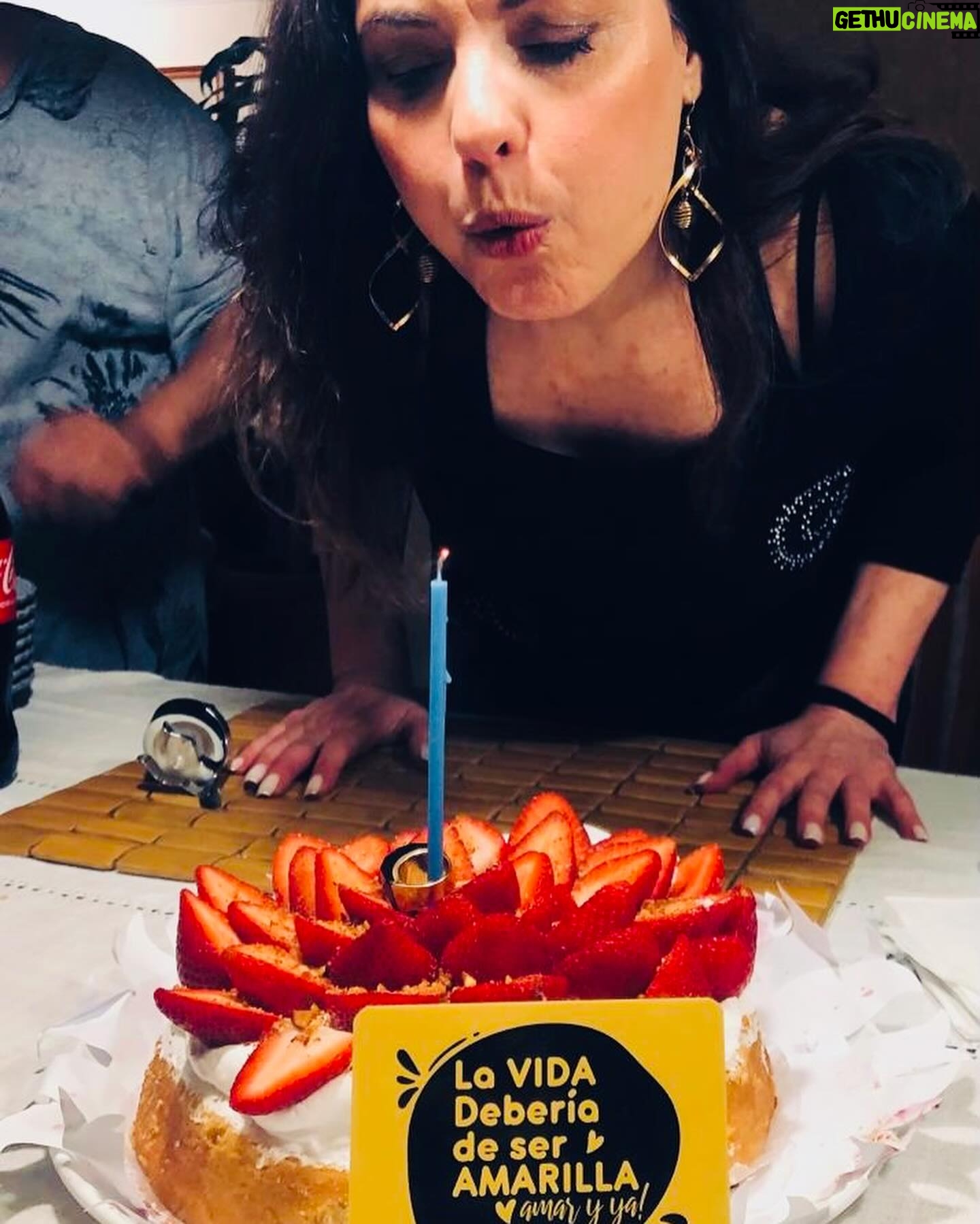 Yolanda Ventura - 4.4K Likes - NacĆ una maƱana de otoƱo hace 56 aƱos, con el sol en libra y el ascendente en escorpio. Me gusta comer,reĆr, besar y las cosas que brillan. Tengo el alma sensible y las piernas fuertes. Abrazo Ć”rboles, hablo con los animales y pienso mucho las cosas. Me gusta el realismo mĆ”gico, las novelas policĆacas , Murakami y las pelĆculas en blanco y negro. NacĆ sin GPS integrado y me pierdo con facilidad ( en todos los sentidos) ⦠ahora sigo el camino de baldosas amarillas y ahĆ me encuentro a veces ā¦. Soy un hada despistada que cree en la magia y mi superpoder es la alegrĆa !
#yolandaventura #hadadespistada #fichaamarilla #cumpleaƱos #happy #happy