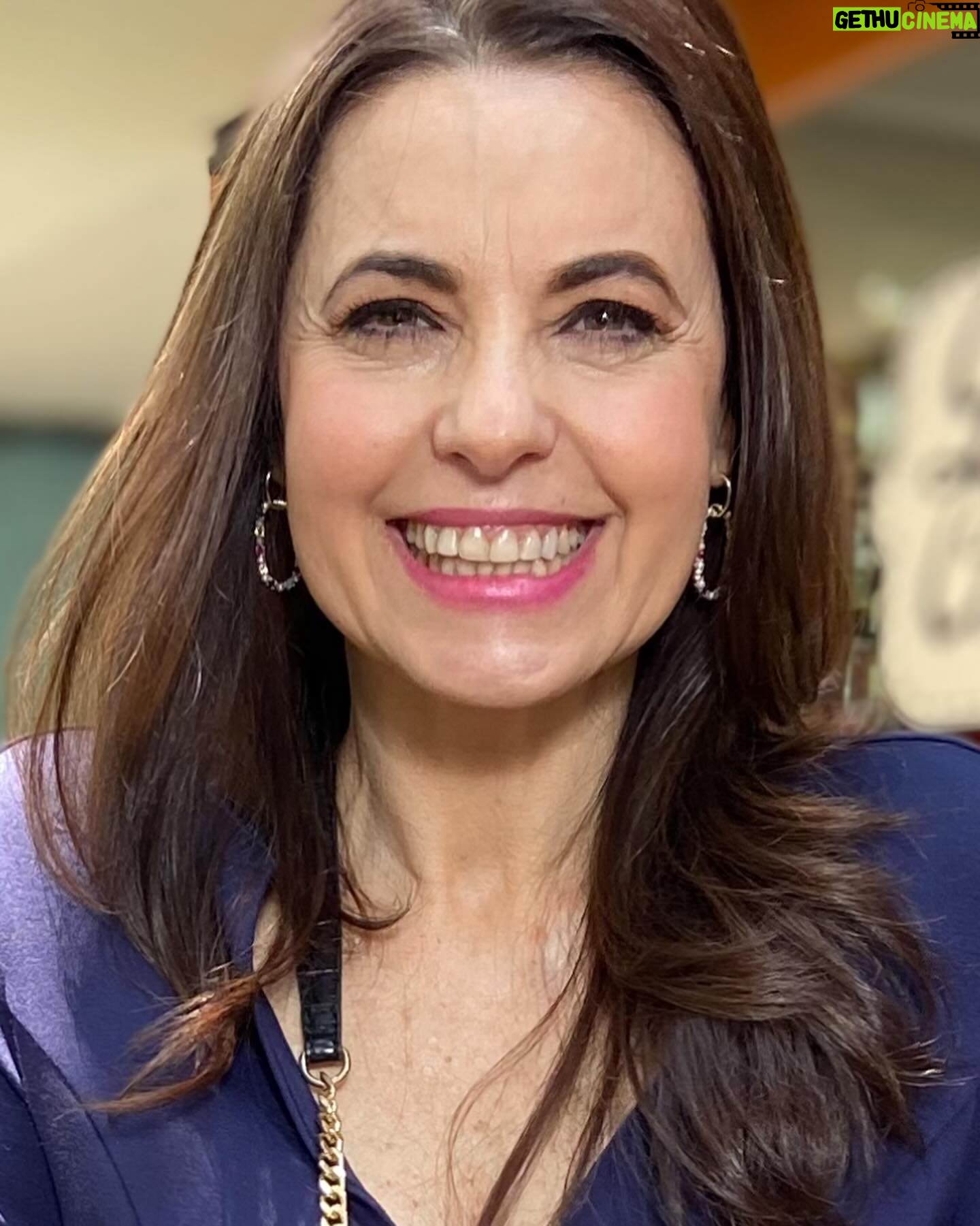 Yolanda Ventura - 4.4K Likes - NacĆ una maƱana de otoƱo hace 56 aƱos, con el sol en libra y el ascendente en escorpio. Me gusta comer,reĆr, besar y las cosas que brillan. Tengo el alma sensible y las piernas fuertes. Abrazo Ć”rboles, hablo con los animales y pienso mucho las cosas. Me gusta el realismo mĆ”gico, las novelas policĆacas , Murakami y las pelĆculas en blanco y negro. NacĆ sin GPS integrado y me pierdo con facilidad ( en todos los sentidos) ⦠ahora sigo el camino de baldosas amarillas y ahĆ me encuentro a veces ā¦. Soy un hada despistada que cree en la magia y mi superpoder es la alegrĆa !
#yolandaventura #hadadespistada #fichaamarilla #cumpleaƱos #happy #happy