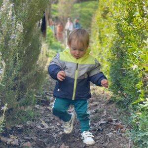Youlika Skafida Instagram - Μια εβδομάδα τώρα έχω επικεντρωθεί στην ανάσα μου.
Αναπνέω και μετράω αντίστροφα τον χρόνο.
Δεν είναι εύκολο να είσαι μάρτυρας σε μία δική. Ήταν η πέμπτη φορά που το έκανα αλλά δεν ήταν λιγότερο δύσκολο από τις προηγούμενες σήμερα.
Σίγουρα θα υπάρξουν και επόμενες, το ίδιο ψυχοφθόρες ίσως και περισσότερο.
Στην πρώτη φωτογραφία είναι ο Άγγελος, τρέχει χαρούμενος, ανέμελος όπως θα έπρεπε να είναι όλα τα παιδιά.
Την εικόνα του Άγγελου είχα σήμερα στο μυαλό μου, να τρέχει ανέμελος και έδωσα υπόσχεση στον εαυτό μου όσο κι αν με φθείρει, να είμαι εκεί ξανά και ξανά, να μην υπολογίσω προσωπικό κόστος, να πει κάποτε ο Αγγελος πως η μαμά του ήταν δυνατή και πάλεψε για να γίνει πιο όμορφος και πιο δίκαιος αυτός ο κόσμος.
Έλλη και Μαριζάννα,
Σας ευχαριστώ πολύ που είστε μαζί μου σ’αυτόν τον αγώνα.