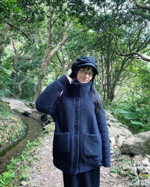 Yu Han Lien Instagram - 小寒的節氣
抓住最後一點冬日的微光
上山去走走
山友們喜歡我規劃的路線
去年我們一起爬法鼓山
是師父帶我去參觀他們熟悉的風景
今年換山羌帶大家來聽瀑布
展開新的一年
好喜歡這樣說走就走的好天氣
行走坐臥之間
都有禪意

在小寒節氣
穿上了脖子也可以暖的外套，謝謝 @uuin_official