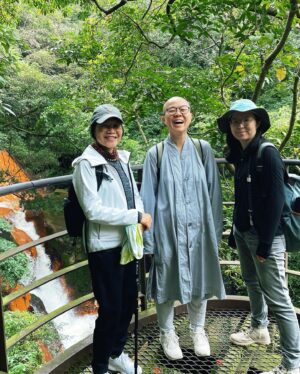 Yu Han Lien Instagram - 小寒的節氣
抓住最後一點冬日的微光
上山去走走
山友們喜歡我規劃的路線
去年我們一起爬法鼓山
是師父帶我去參觀他們熟悉的風景
今年換山羌帶大家來聽瀑布
展開新的一年
好喜歡這樣說走就走的好天氣
行走坐臥之間
都有禪意

在小寒節氣
穿上了脖子也可以暖的外套，謝謝 @uuin_official