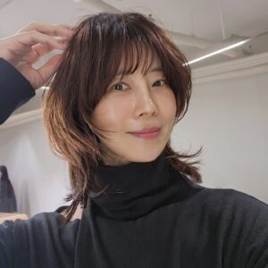 Yu Seon Instagram - 머리가 가벼워지니..
마음도 가볍네요ㅎㅎ 

한올한올.. 정성을 느끼는 시간..
@ark.atelier.official 
@hyung_wook_ko