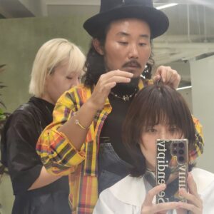 Yu Seon Instagram - 머리가 가벼워지니..
마음도 가볍네요ㅎㅎ 

한올한올.. 정성을 느끼는 시간..
@ark.atelier.official 
@hyung_wook_ko
